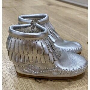 Minnetonka Silver Leather Fringed Moccasin Booties Toddler Size 4